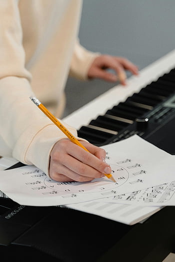 Složení hudby, klavírní praxe, Noty, psaní hudby, hudební vzdělání, hudební teorie, Student hudby, Domácí učení, kreativita v hudbě, hudební noty, klávesy piana