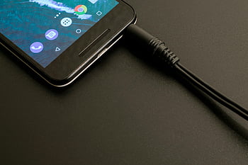 android smartphone, audio jack, nabíjecí kabel, moderní rozhraní, tmavé pozadí, detail, zapnutý, mobilní zařízení, technologie, elektronika, přístroj