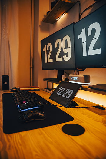 moderní technologický pracovní prostor, duální monitory, RGB osvětlení, grafický tablet, RGB podsvícená klávesnice, dřevěný stůl, Stylový pracovní prostor, nastavení počítače, domácí kancelář, technický stůl, okolního osvětlení