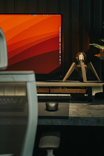 감시 장치, 책상, 미니멀리스트 작업 공간, 컴퓨터, 쥐, 매끄러운 램프, 현대적인 책상, 작업 공간 디자인, 사무실 설치, 책상 설치, 본사