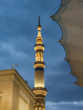 ライトアップされたモスクのミナレット、 夕空、 夕暮れの空、 建築の詳細、 ライトアップされたミナレット、 魅惑的なビュー、 モスクの建築、 夕景、 ミナレットの照明、 トワイライトビュー、 モスクの外観