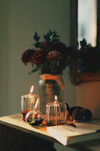 양초, 표, 유리 꽃병, 꽃들, 낭만적 인 분위기, 따뜻한 장면, 촛불, 꽃과 꽃병, 불타는 촛불, 실내 설정, 아늑한 분위기