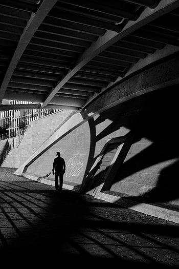 gråtonebillede, person walking, entre, Moody sort og hvid, silhuet, under broen, berlin tyskland, byfotografering, Arkitektoniske skygger, gadefotografering, Monokromt billede
