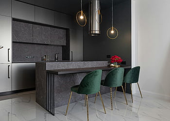 modern konyha, elegáns bútor, karcsú dizájn, márványfelületek, kortárs konyha, elegáns világítás, modern készülékek, zöld székek, fekete szekrények, függő lámpák, étkező
