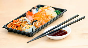sushi, sashimi, sos de soia, betisoarele, sushi rolls, fotografie aproape, masa, lasă gura apă, sortiment, tavă neagră, castron alb