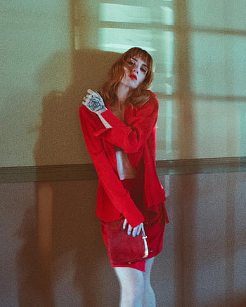 Donna in Red Blazer, Abbigliamento rosso, tatuaggio a mano, illuminazione drammatica, donna alla moda, in posa, Blazer rosso, vestito rosso, fotografia di moda, impostazione interna, ombre drammatiche