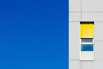 modern minimalista, épület homlokzata, élénk sárga ablak, tiszta kék ég, kortárs design, kék illusztráció, minimalista építészet, modern design, építészeti fotózás, kék ég, sárga ablak