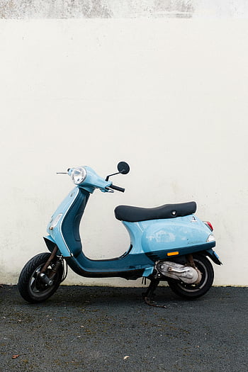 Blue Vespa, motorový skútr, zaparkováno, Minimalistická zeď, městského životního stylu, okouzlující, modrý skútr, vespa skútr, minimalistický design, městské téma, budova