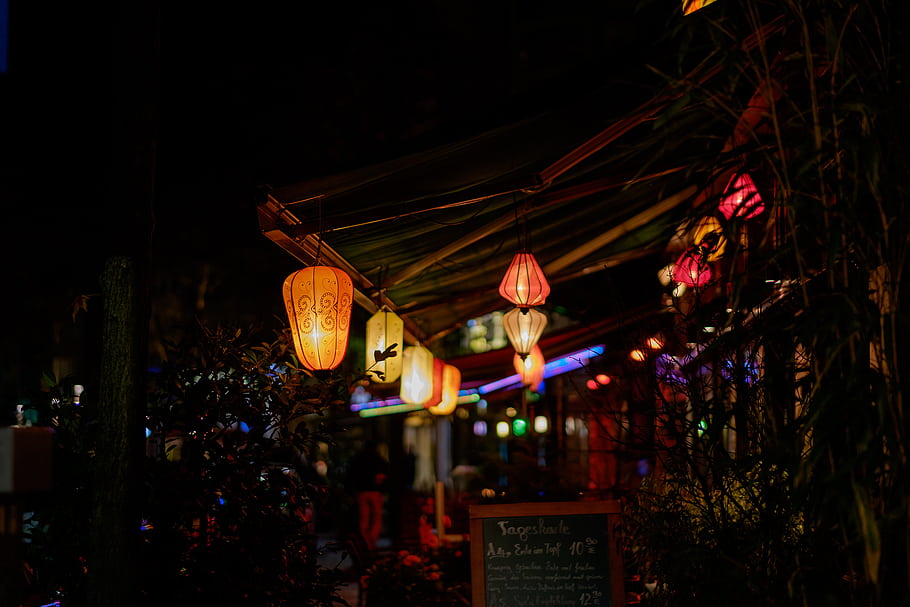 lanterns, bokeh, shallow depth of field, evening, city, urban street, bar restaurant, colorful lights, Bochum, German, Fujinon XF 56mm