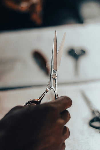كف،  مقص الفولاذ المقاوم للصدأ،  مقص عالي الجودة،  خلفية غير واضحة،  قريب،  مقص دقيق،  مقص محترف،  أداة قطع،  مقص حاد،  مقص الحلاق،  أداة العناية