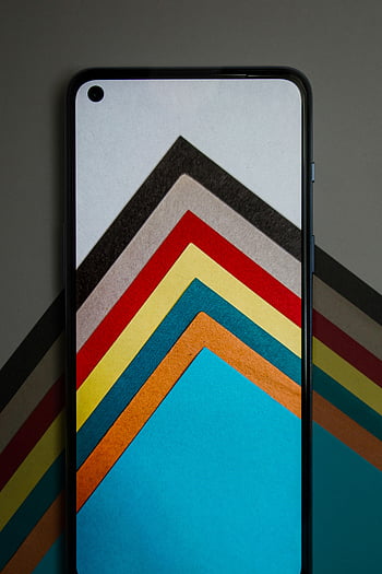 Smartphone, Nahansicht, buntes Papier, mehrschichtiges Design, Kreatives Bild, Smartphone -Display, sich überschneidende Schichten, leuchtende Farben, moderne Kunst, Technologiekunst, abstraktes Design