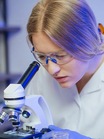 女性科学者、 顕微鏡、 実験室、 サンプルの調査、 クローズアップビュー、 顕微鏡スライド、 ラボ設定、 科学研究、 白衣、 安全メガネ、 手袋