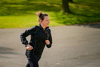 donna che fa jogging, usura attiva, strada asfaltata grigia, giorno soleggiato, parco, esercizio all'aperto, fitness, uno stile di vita sano, in esecuzione, gli sport, ricreazione