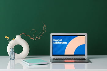 hopeaa kannettava tietokone, valkoinen pöytä, digitaalinen markkinointi, moderni työtila, vihreä seinä, toimiston asetukset, tekninen työtila, ammattipöytä, minimalistinen muotoilu, digitaalisen markkinoinnin etiketti, kannettavan tietokoneen näyttö