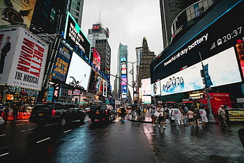 Times Square, New York, Osvětlené billboardy, živý dav, noční výhled, broadway, panoráma města, městské scény, turistická destinace, Reklamní displeje, mokré dlažby