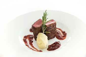 hovězí steak, rozmarýn, omáčka, bílá deska, elegantní jídlo, uvařené maso, Gurmánský jídlo, Prezentace steaků, fotografování potravin, kulinářské umění, masové jídlo