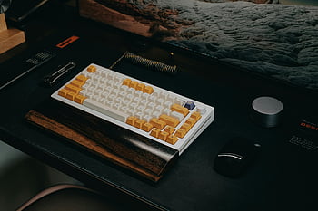 メカニカルキーボード、 マウス、 暗い木製の机、 現代のホームオフィス、 洗練されたセットアップ、 コンピューター周辺機器、 人間工学に基づいたデザイン、 机のセットアップ、 オフィス環境、 技術アクセサリー、 キーボードとマウス