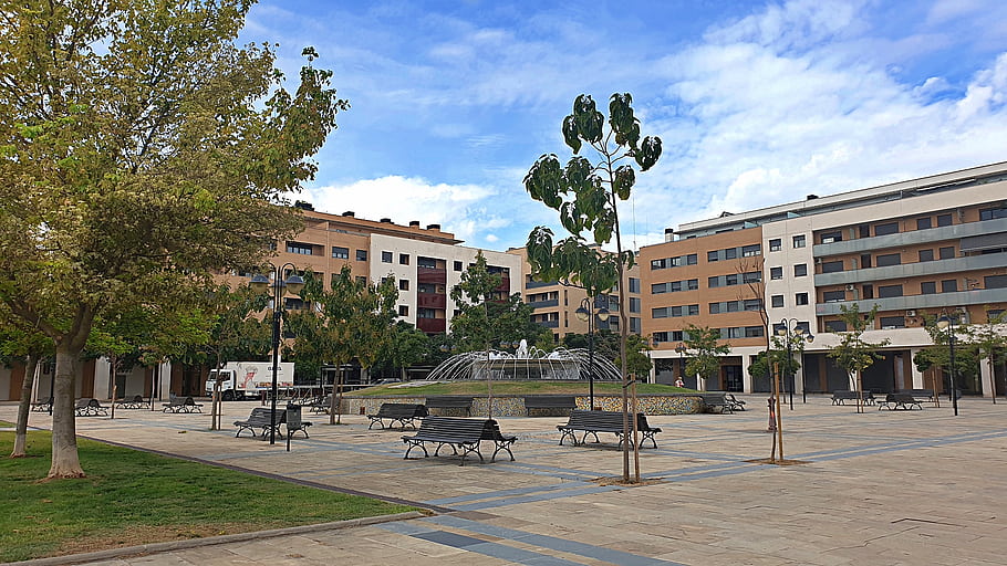 tudela, navarra, Španělsko, Plaza de Alfonso I, El Batallador, náměstí, lavičky, stromy, fontána, budov, nebe