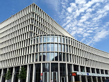 béžová budova, současná architektura, skleněná fasáda, nízký úhel pohledu, moderní budova, modrá obloha, městskou architekturu, panoráma města, komerční budovy, architektonický design, exteriér budovy