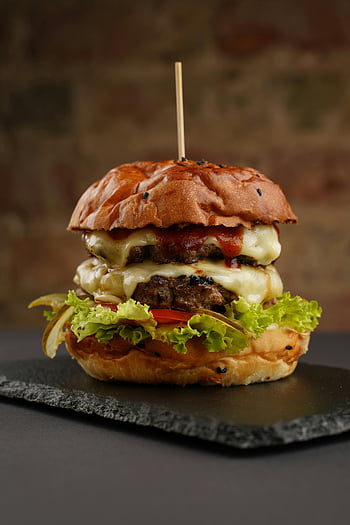 burger, μαρούλι, ντομάτα, Gourmet Burger, λιωμένο τυρί, Πλάκα πλακών, σιελόρροια, διπλό cheeseburger, μπιφτέκι, φωτογραφία τροφίμων, παρουσίαση μπιφτέκι