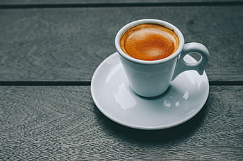 tazza in ceramica bianca, piattino, caffè espresso, tazza di porcellana, tavolo di legno, amanti del caffè, caffè elegante, tazza di ceramica, set di piattini, tazza di caffè espresso, tazza di caffè