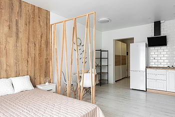 moderne hus, Open-planleilighet, trepartisjon, koselig seng, moderne kjøkken, Stilig interiør, hvit murvegg, moderne design, minimalistisk innredning, hvite møbler, Koselig soverom