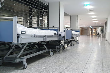 sairaalavuoteet, käytävä, lääketieteelliset sängyt, kirkkaat kattovalot, hiljainen sairaala, siististi järjestetty, tyhjät vuoteet, sairaalan käytävä, lääketieteellinen laitos, terveydenhuollon asetus, sisä