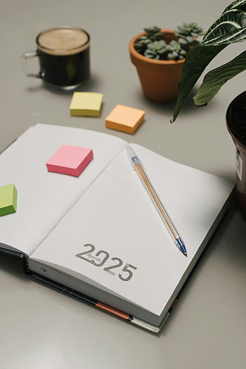 Plánovač na rok 2025, Otevřený plánovač, kancelářské potřeby, nastavení stolu, samolepící papírky, pero, pracovního prostoru, Organizace stolu, Program na rok 2025, rostlinný dekor, kávový šálek