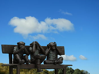 tre scimmie sagge, Scultura artistica, panchina all'aperto, cielo blu, nube, arredamento scimmia, non vedere il male, non sentire il male, non dire malvagità, arte all'aperto, scultura da banco