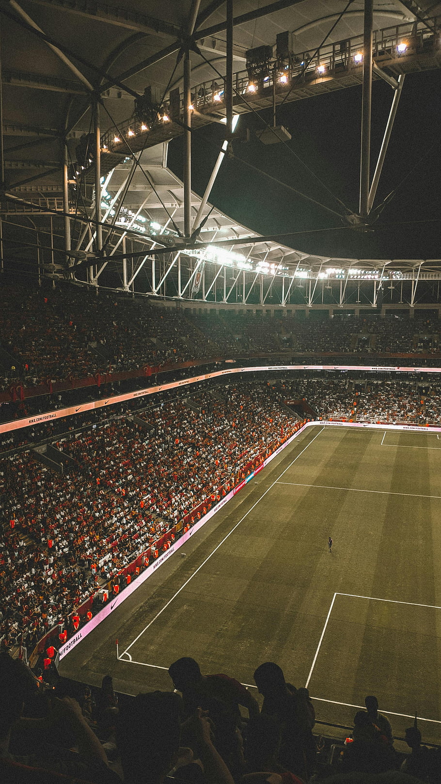 fotbalové hřiště, Noční zápas, plné publikum, Osvětlený stadion, živý zápas, sportovní událost, stadion světla, fotbal, dav, sportovní aréna, Noční fotbal