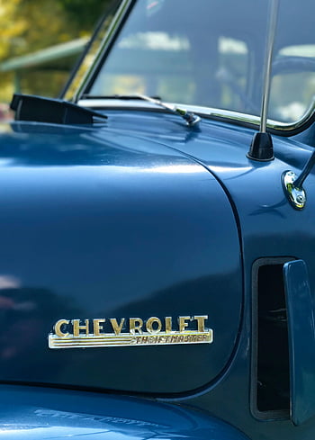 Modrý Chevrolet, klasický nákladní vůz Chevrolet, kapota, symbol, lesklá modrá barva, Chevrolet Thriftmaster, Podrobný pohled, Historické auto, klasické auto, automobilový detail, znak auta