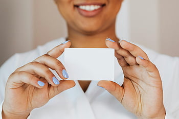 henkilö, jolla on valkoinen paperi, pieni valkoinen paperi, Tyhjä kortti, runsaasti kopiotilaa, kädet, jotka pitävät paperia, kopiointitila, käyntikortti, käsin pitävä kortti, valkoinen tausta, ammattikuva, henkilö, jolla on kortti