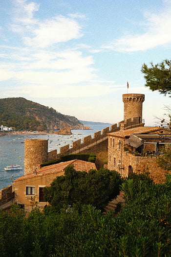 Hrad v Tossa de Mar, Hrad Tossa de Mar, historický hrad, Ohromující výhledy na moře, kamenné zdi, Španělsko, Pobřežní hrad, středověké architektury, přímořská pevnost, Evropský hrad, scénické krajiny