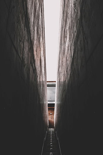 schmalen Pfad, Treppe, hoch aufragende Wände, Dramatischer Schuss, schmaler Durchgang, Stadtarchitektur, Architekturfotografie, Stadtbild, Stadterkundung, Minimalismus, vertikale Zusammensetzung