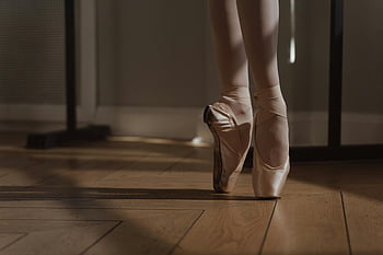 baletní boty, dřevěná podlaha, balerína, pointe boty, detail, elegantně připravený, tanec, tanečník baletu, Baletní obuv, baletní studio, dřevěné podlahy
