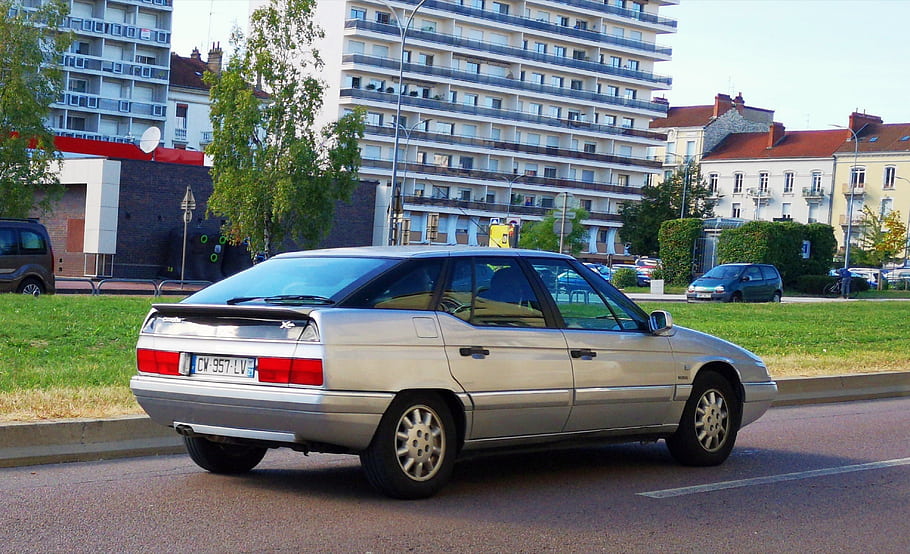 Citroen XM, stříbrné auto, zaparkované auto, městském prostředí, obytný dům, zelená tráva, pouliční scény, zpětný pohled, boční pohled, během dne, Francie
