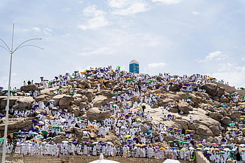 Muslimští poutníci, Mount Arafat, Rituál hadždž, mecca, Saudská arábie, bílé oděvy, náboženské shromáždění, Islámská pouť, shromáždění na vrcholu kopce, duchovní událost, dav poutníků