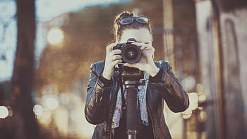 Nainen, jolla on DSLR -kamera, nuori nainen valokuvaaja, Kaupunkielämän vangitseminen, katuvalokuvaus, kaupunkien valokuvaus, dslr-kamera, kaupungin katu, Ulkokuvaus, nainen valokuvaaja, kaupunkikuvan valokuvaus, katunäkymä
