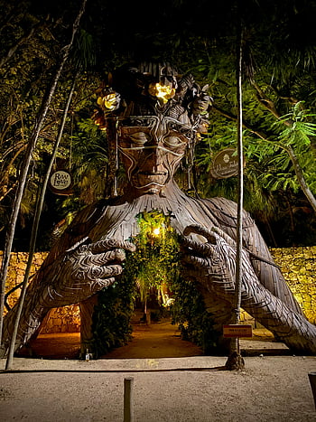 sochařství, tulum, džungle, noc, vchod, příroda a umění, syrovou lásku, ohromující, velká dřevěná busta, svítí, venkovní umění