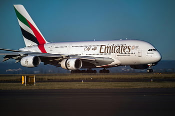 emirates aereo, airbus a380, pista di decollo, chiaro cielo blu, Aereo Emirates, aereo degli emirati, Aereo A380, aereo, aviazione, aereo commerciale, linea aerea