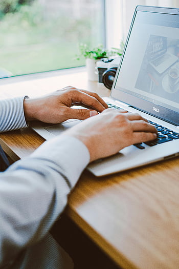 Férfi, dell laptop, dolgozó, modern iroda, kezek gépelés, asztal, természetes fény, beltéri környezet, szakmai környezet, technológiai felhasználás, termelékenység