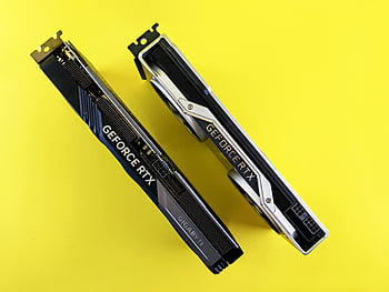 geforce rtx、 デュアルグラフィックカード、 上面図、 明るい黄色の背景、 現代の技術、 ゲームハードウェア、 高性能GPU、 コンピュータ部品、 ビデオカード、 技術ガジェット、 黄色い背景
