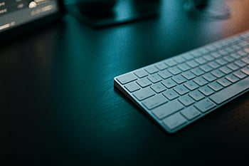 التفاح لوحة المفاتيح السحرية،  لوحة مفاتيح بيضاء أنيقة،  مكتب مظلم،  مساحة العمل الحديثة،  عمق التصوير،  تصميم بسيط،  لوحة مفاتيح لاسلكية،  إعداد المكتب،  الملحقات التقنية،  إعداد مكتب،  أدوات الإنتاجية