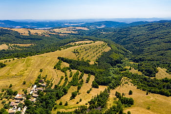 Hügel, Felder, Dorf, Wiesen, Häuser, ländlich, Natur, Wälder, terrassenförmig angelegte Felder, verstreute Siedlung, Slowakei