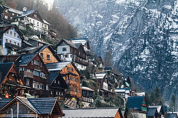 dřevěné domy, Snowy Cliffside, Liezen Rakousko, zimní scenérie, Okouzlující domy, horské vesnice, různé barevné domy, Alpská architektura, rustikální domy, zimní krajina, zasněžené hory