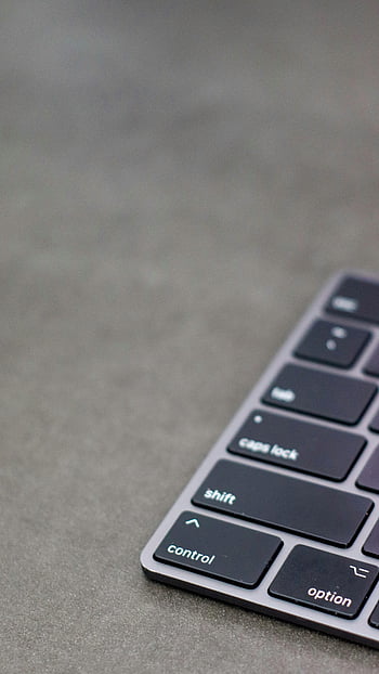 キーボード、 クローズアップショット、 洗練されたデザイン、 モダンなキーボード、 グレー面、 垂直ショット、 きれいなデザイン、 キャップスロック、 シフトキー、 制御キー、 オプションキー