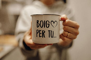 tazza della holding della donna, tazza bianca, Accogliente impostazione interna, Boig Per Tu, foto ravvicinata, persona che tiene tazza, Scena indoor accogliente, tazza con testo, simbolo del cuore, Mani con tazza, Foto interno