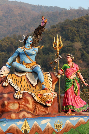Hindujen jumalat, shiva, Parvati, Rishikesh, Intia, vilkkaat patsaat, luonnonkaunis tausta, tiikeri, kolmikärki, värikäs puku, vuoret