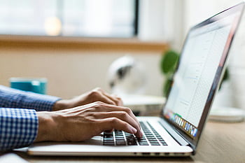 macbook, laptop, tastare, birou modern, a închide, adult, mâini, tastatură, birou luminos, spațiu de lucru, tehnologie