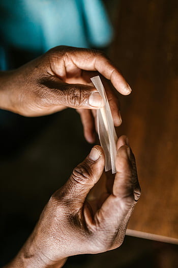 관절을 만드는 남자, 롤링 담배, 대마초 관절, 클로즈업 손, 섬세한 롤링, 정밀 압연, 담배 롤링, 조인트 롤링, 손 클로즈업, 롤링 기술, 롤링 페이퍼